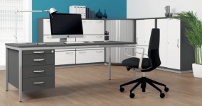 Schreibtisch und Büroschränke